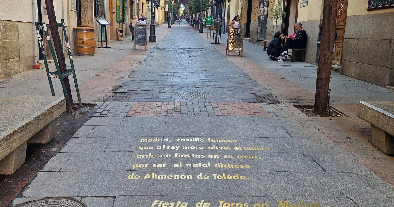 Calle de las Huertas, peatonal, con versos de autores clásicos en el suelo